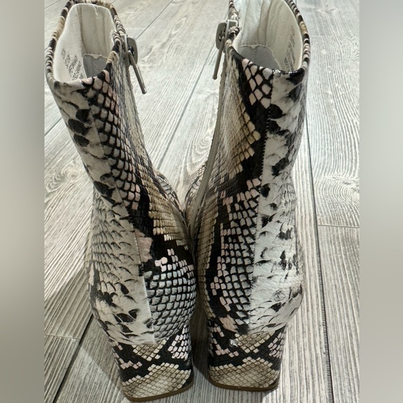 Cocoa Faux Snakeskin Ankle Boots Size 8.5, Vegan Leather, 2.25 inch heel - Picture 8 of 9